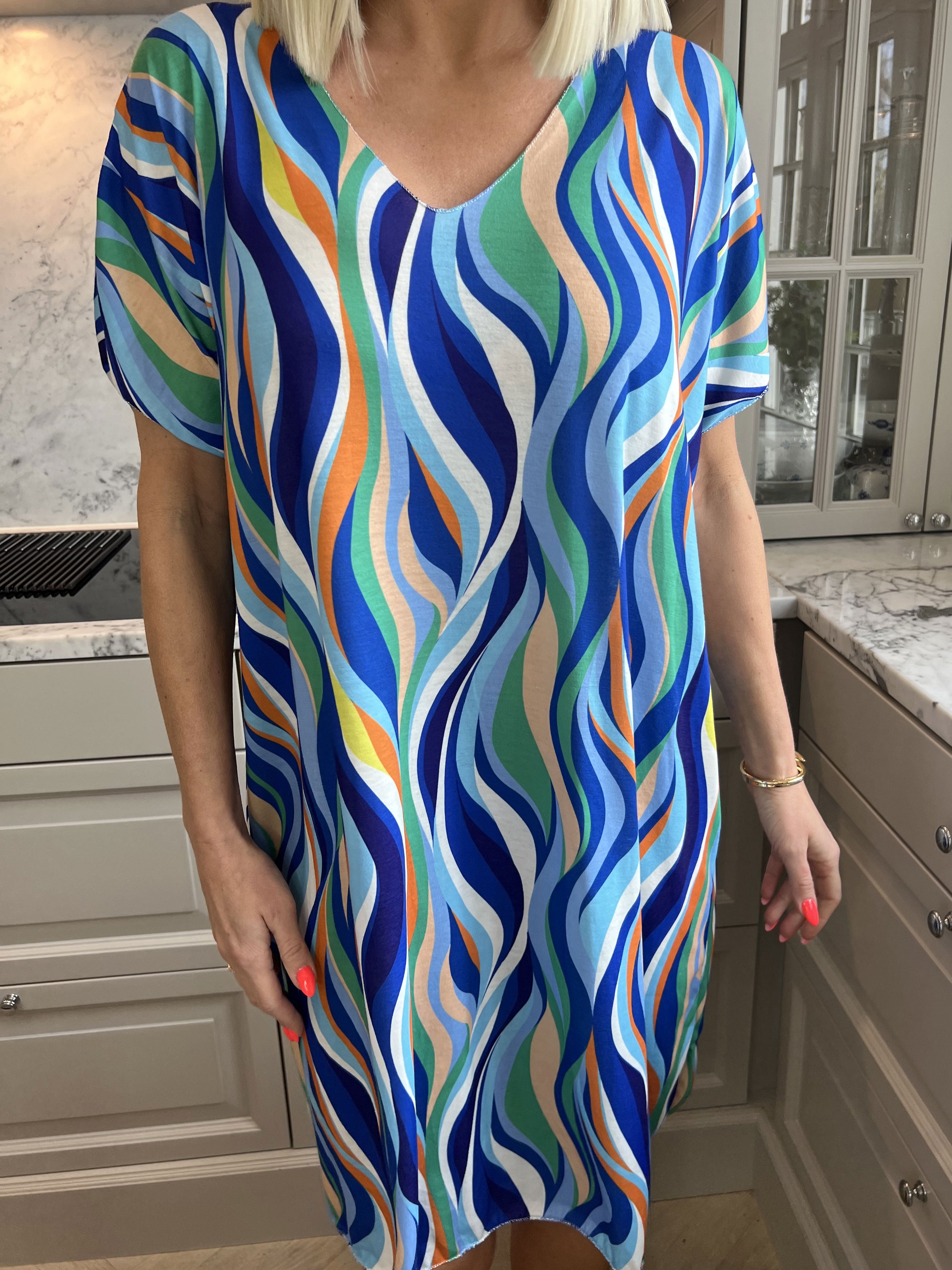 Kirsa Dress - Blød flerfarvet kjole med v-hals